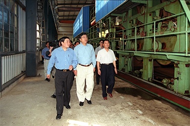2000年9月19日，，，时任浙江省委书记张德江一行视察公司