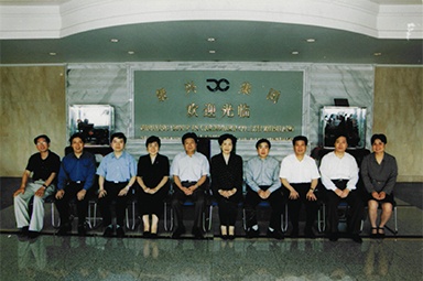 2001年6月1日，，，时任副省长叶荣宝等向导来公司检查指导“三个代表”学教活动