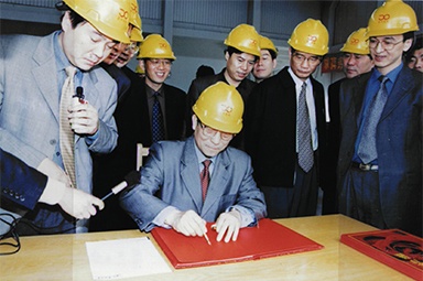 2002年4月3日，，，时任浙江省省长柴松岳视察门徒娱乐工业园