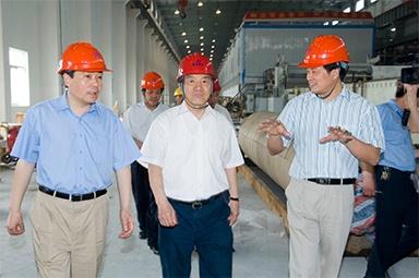 2007年5月25日，，，时任天下政协常委、经济委员会副主任、中国包装联合会会长石万鹏一行来公司视察