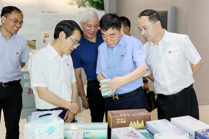 要闻 | 嘉兴市委副书记、政法委书记帅燮琅一行莅临门徒娱乐纸业调研指导_公司新闻_新闻中心_门徒娱乐