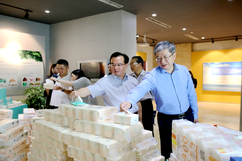 2019年 5月22日，，，时任浙江省社会组织综合党委专职副书记、省民政厅社会组织治理局局长蔡国华莅临门徒娱乐纸业调研企业生长情形和党建事情