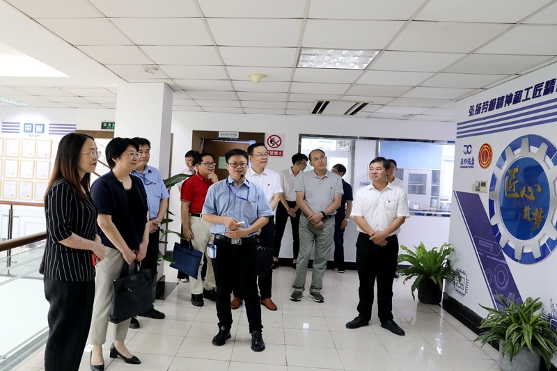 2020年7月14日，，，时任浙江省总工会党组成员、副主席张卫华一行莅临门徒娱乐纸业调研推进新时代工业工人步队建设刷新事情