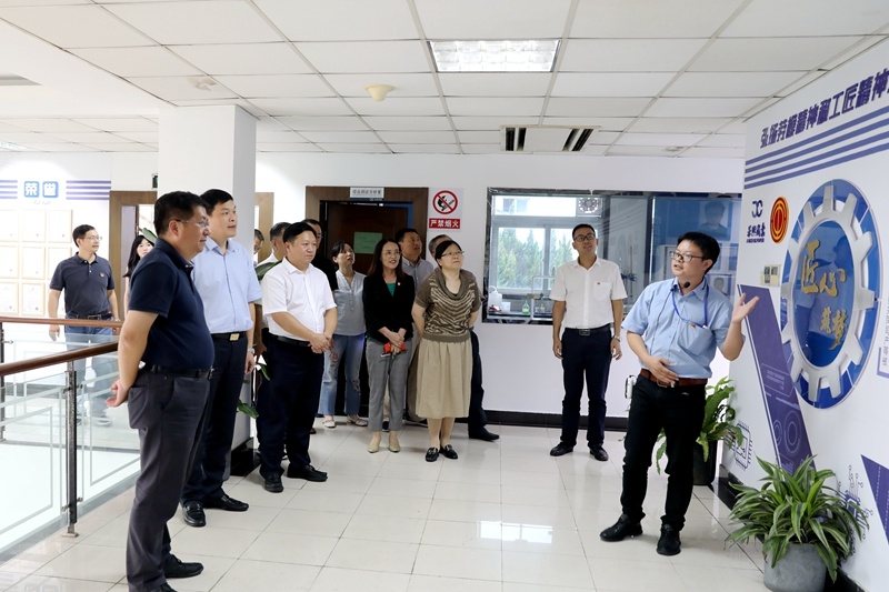 2020年7月29日，，，时任浙江省政协常委、社法委副主任、省总工会副主席、一级巡视员董建伟莅临门徒娱乐纸业调研新时代工匠培育事情
