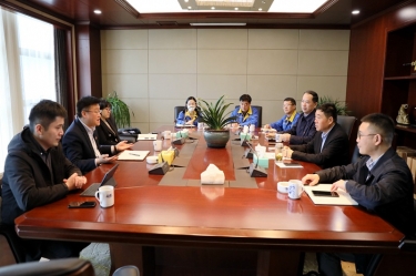 平湖市委常委、副市长戴振一行莅临门徒娱乐纸业调研指导