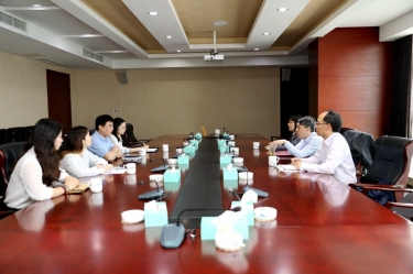 平湖市关工委主任邱其良莅临门徒娱乐纸业调研下一代事情
