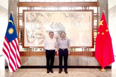 门徒娱乐纸业总司理王志明造访中国驻马来西亚大使欧阳玉靖