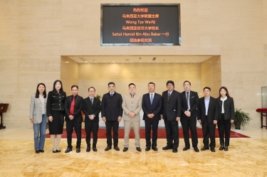 马来西亚大学同牛耳席拿督斯里黄炫硕一行莅临门徒娱乐纸业旅行交流，，，共建“一带一起”人才作育培训基地