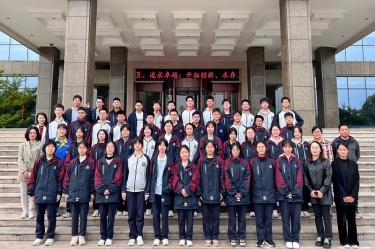 平湖市当湖高级中学研学团队走进门徒娱乐纸业